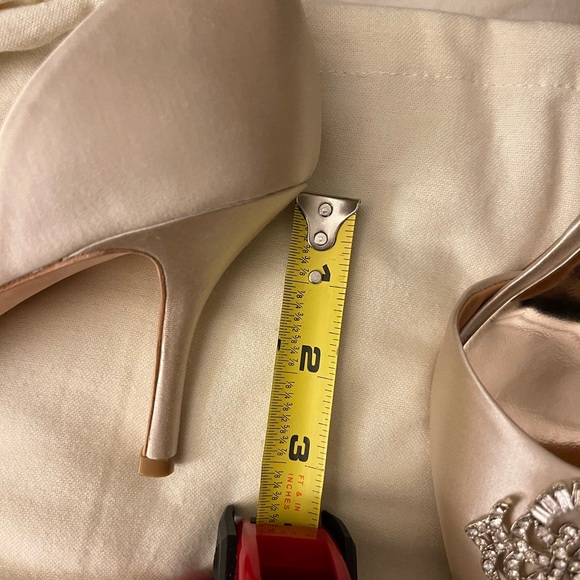 Badgley Mischka Embelished peep toe 3 inch heels in champagne satin - Picture 2 of 7